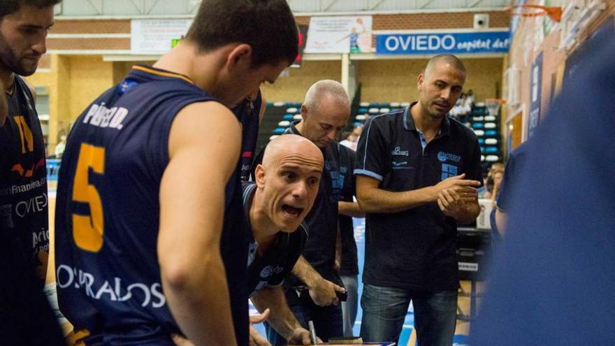 Carles Marco da instrucciones a sus jugadores en uno de los partidos de pretemporada.