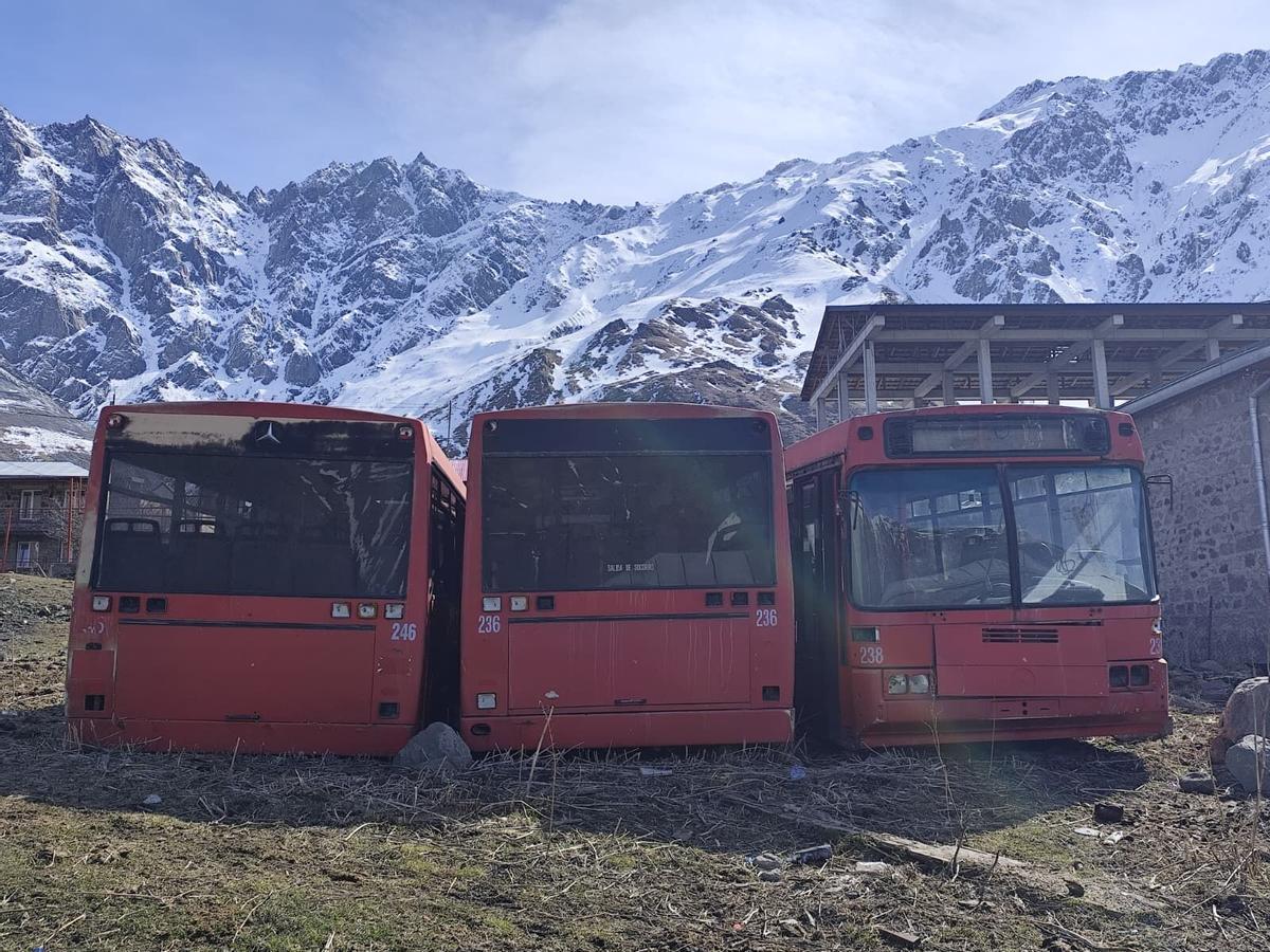 Buses de A Coruña encontrados en Stepantsminda (Georgia)