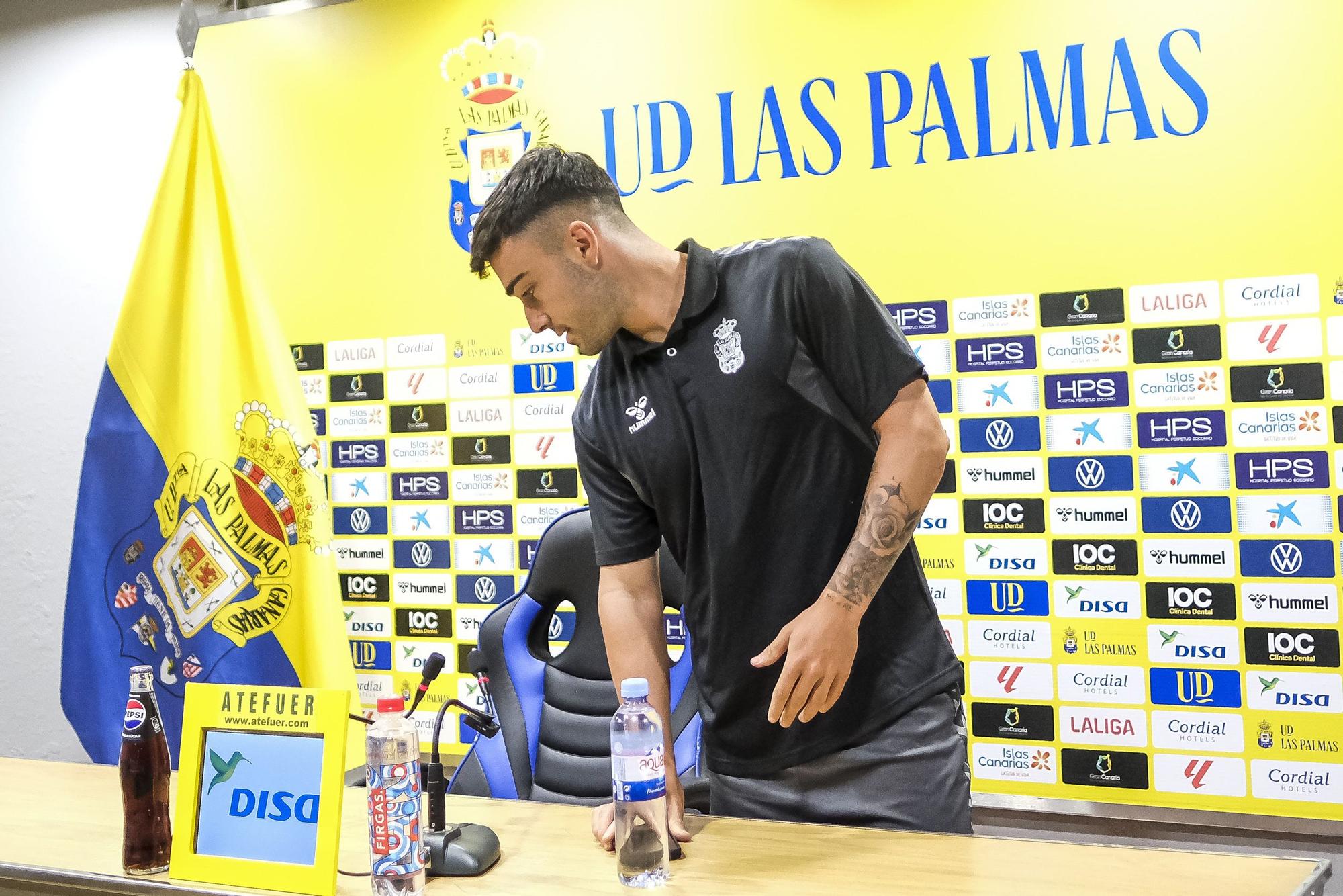 El jugador de la UD Las Palmas Alberto Moleiro en una rueda de prensa ofrecida este miércoles 17 de abril.