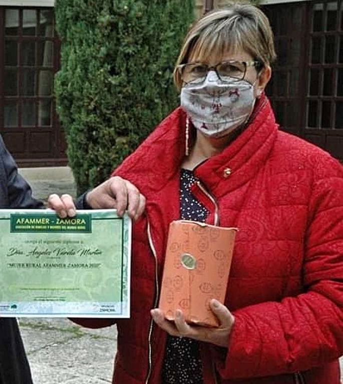 Ángeles Valera recibe el premio Mujer Rural
