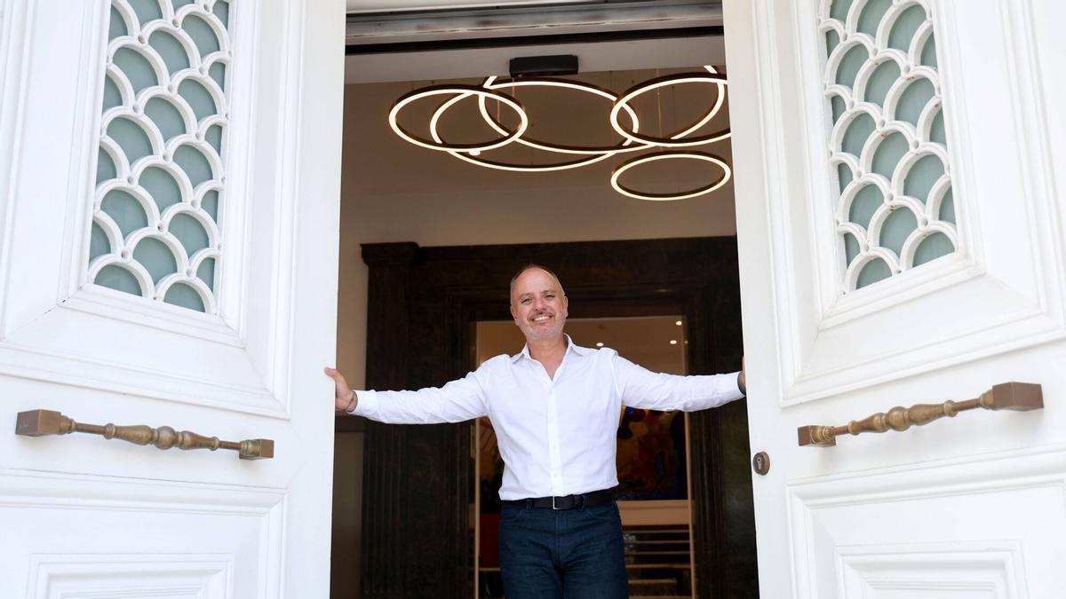 David Regades, en la puerta de entrada de la sede de Zona Franca de Vigo.