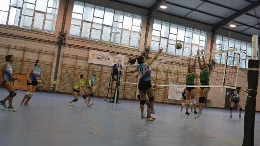 Uno de los partidos del Club Voleibol San Martiño. // FdV