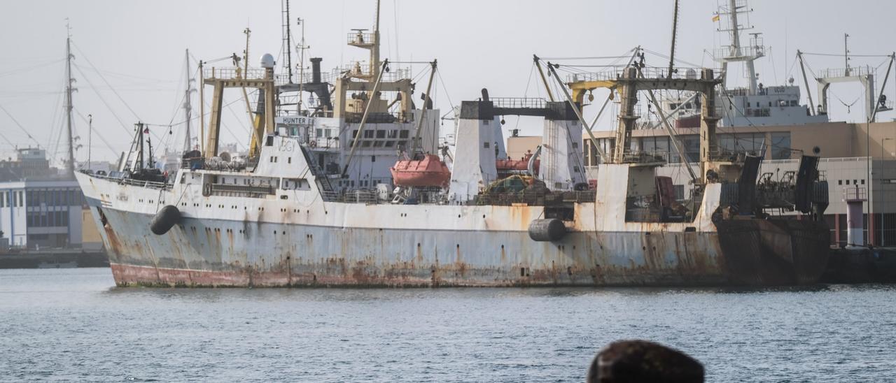 El pesquero de propiedad rusa ‘Hunter’, abandonado por su armador en el Puerto de Las Palmas poco después del comienzo de la invasión de Ucrania.