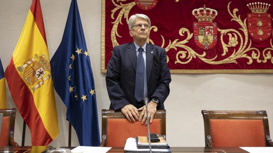 El consejero de Administraciones Públicas, Julio Pérez, ayer en el Parlamento en la presentación de los presupuestos de su departamento. |