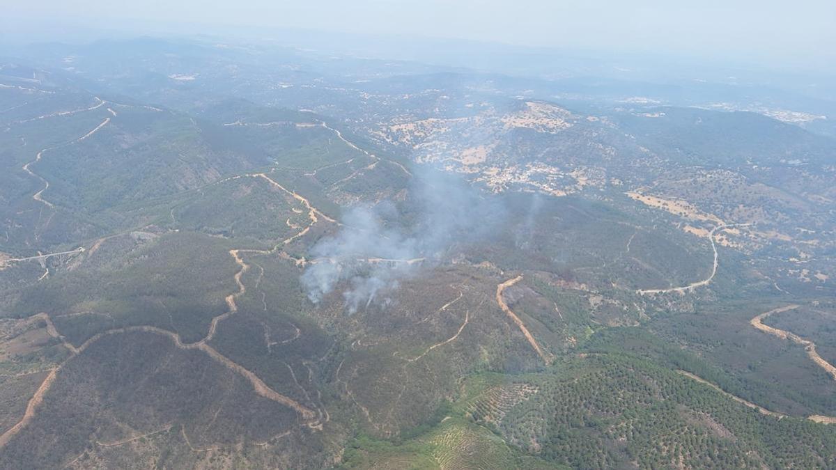 Más de un centenar de efectivos en la extinción del incendio de Almonaster la Real.