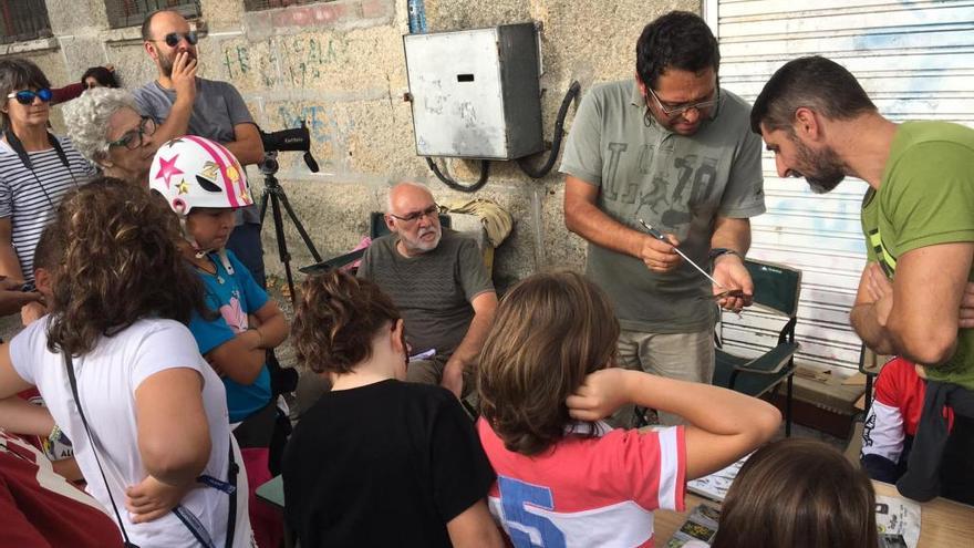 Cordeiro enseña a anillar un ave hoy en Punta Balea.// Santos Álvarez