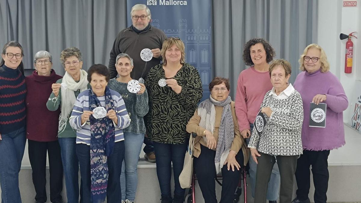 VÍDEO | “'Fer neules' me relaja más que una pastilla”: El mensaje de los asistentes a los talleres navideños en Mallorca
