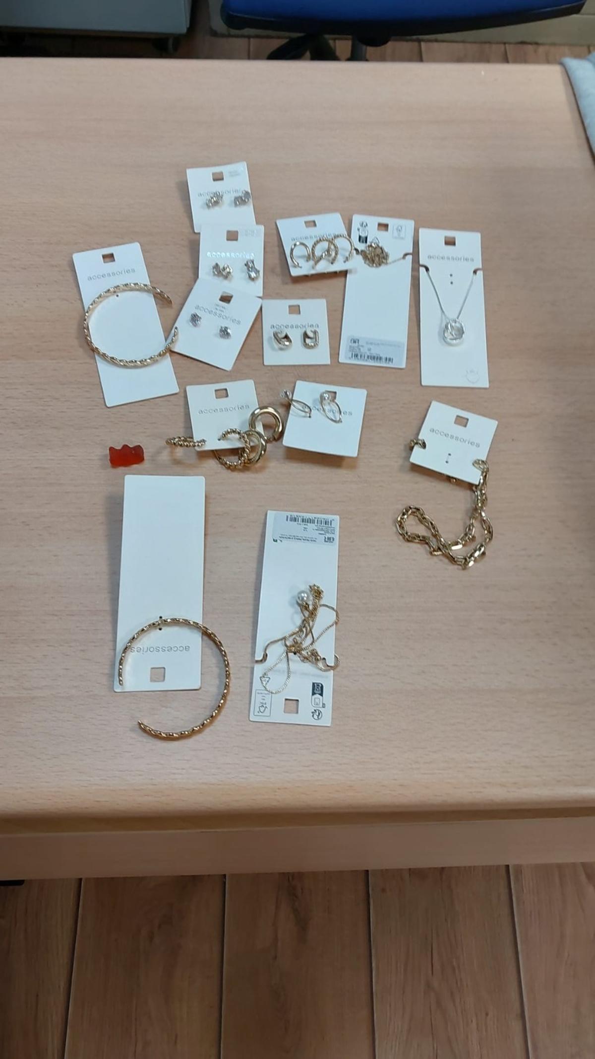 Piezas de bisutería que formaban parte del lote robado.