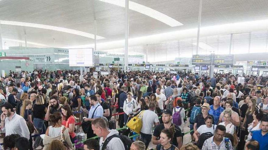 El Prat registró ayer colas de una hora en los controles. // Efe