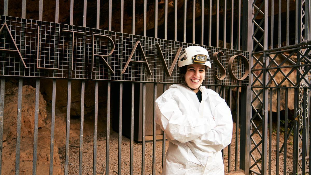 Celia Chaves Rodríguez posa en la entrada de la cueva de Maltravieso.