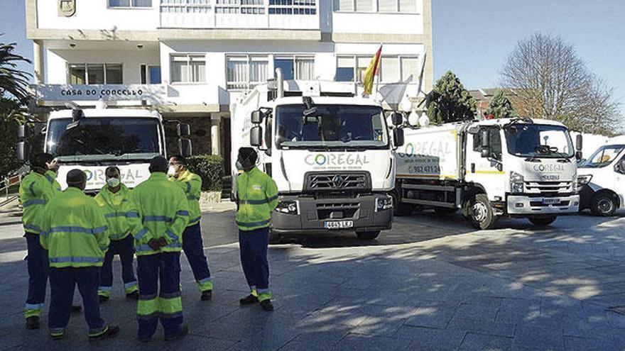 Presentación de la nueva flota de camiones de basura del Concello de A Laracha.  // L.O.