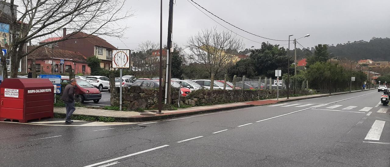 La PO-315 a la altura del actual cruce con la Rúa Nova de Arriba, en el centro de Beluso. La nueva intersección será hacia el fondo.