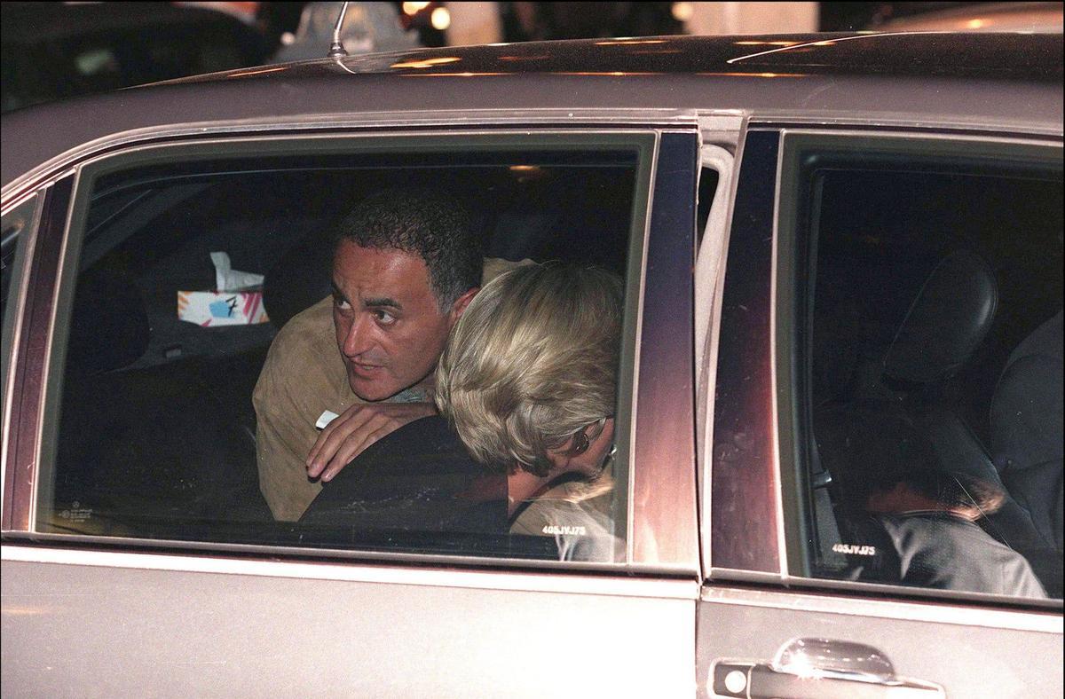 La princesa Diana y Dodi Al Fayed al salir del Hotel Ritz de París