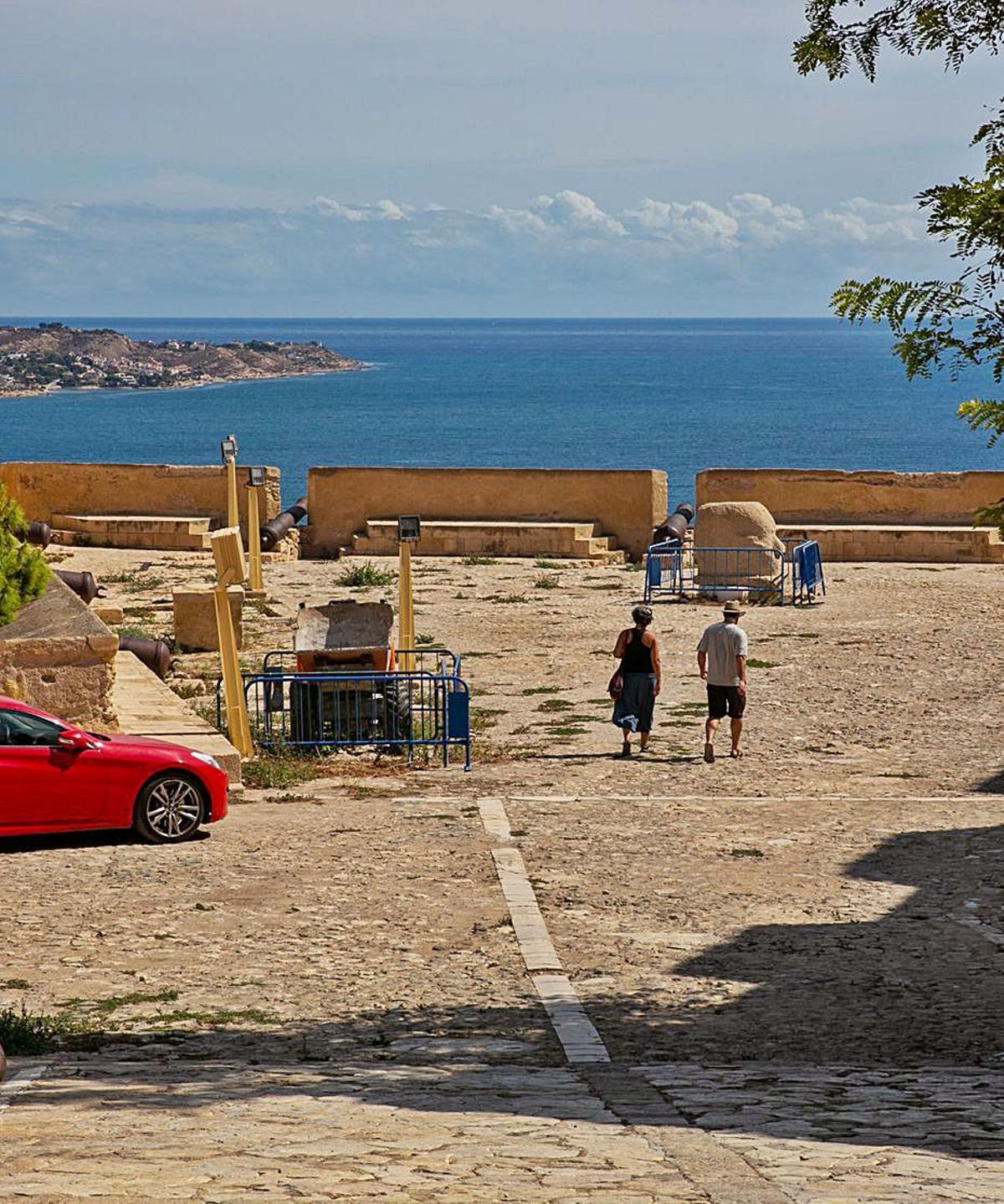 Antiguo aparcamiento que se prevé «peatonalizar».  | RAFA ARJONES