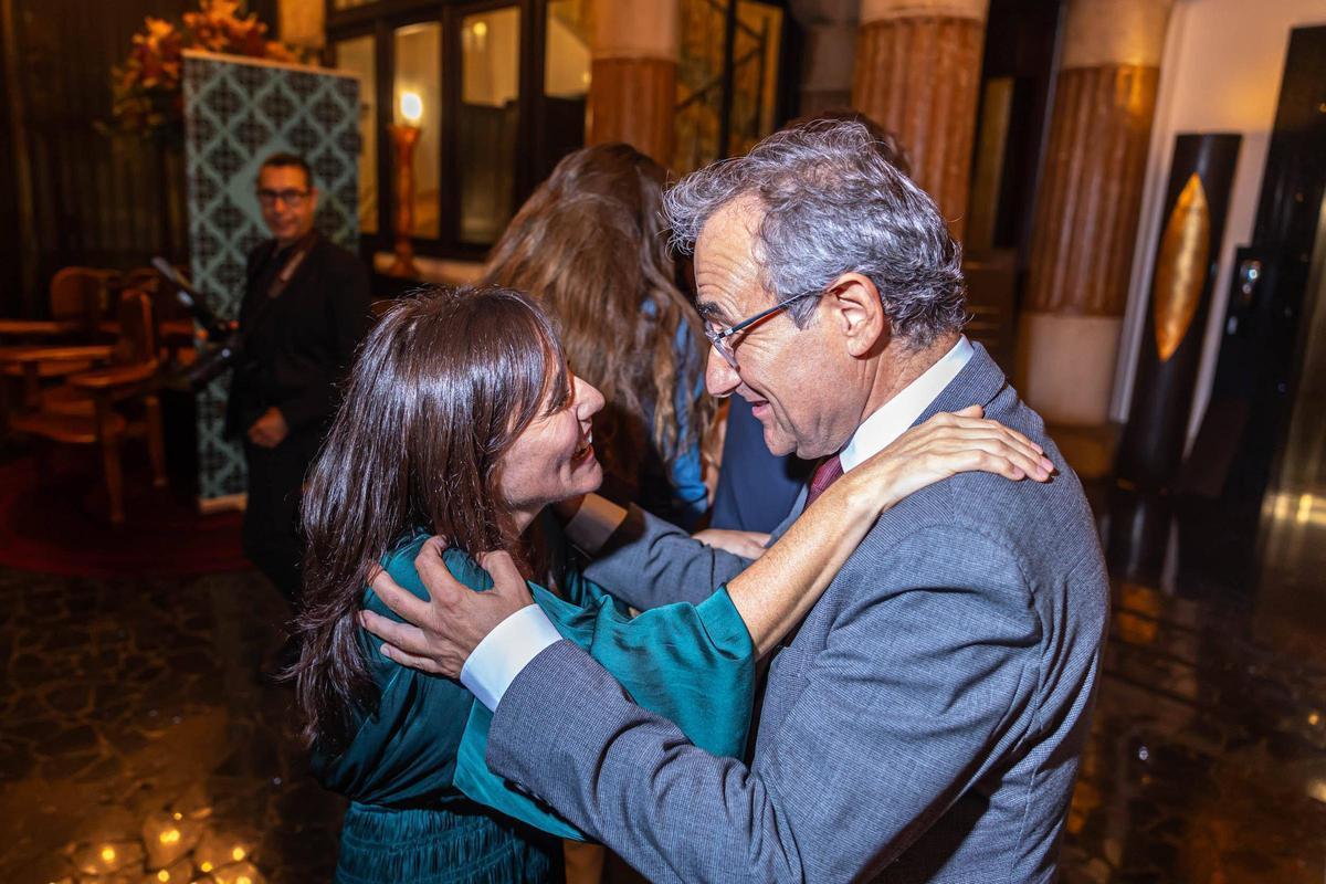 La editorial Alba brinda por sus 30 años. En la foto, el director de comunicación del Grupo Planeta Patrici Tixis con la editora Idoia Moll.