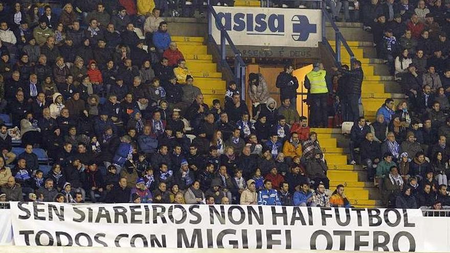 Pancarta contra la sanción al presidente de las peñas en Riazor. víctor echave