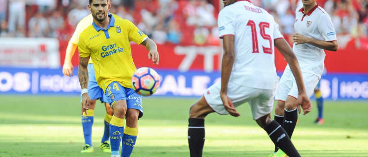 Tana intenta un pase, ayer, en presencia de N&#039;Zonzi, centrocampista del Sevilla.