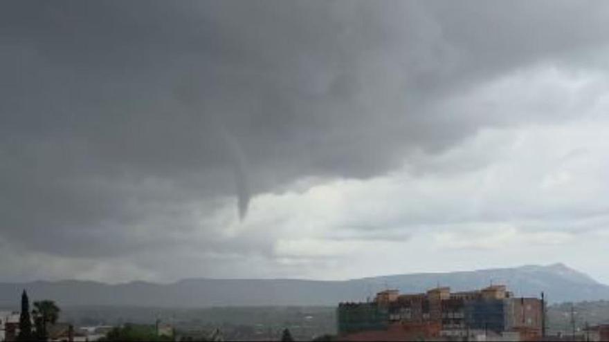 Alerta naranja por lluvias en Alicante: así ha sido la impresionante tuba de agua vista desde Onil