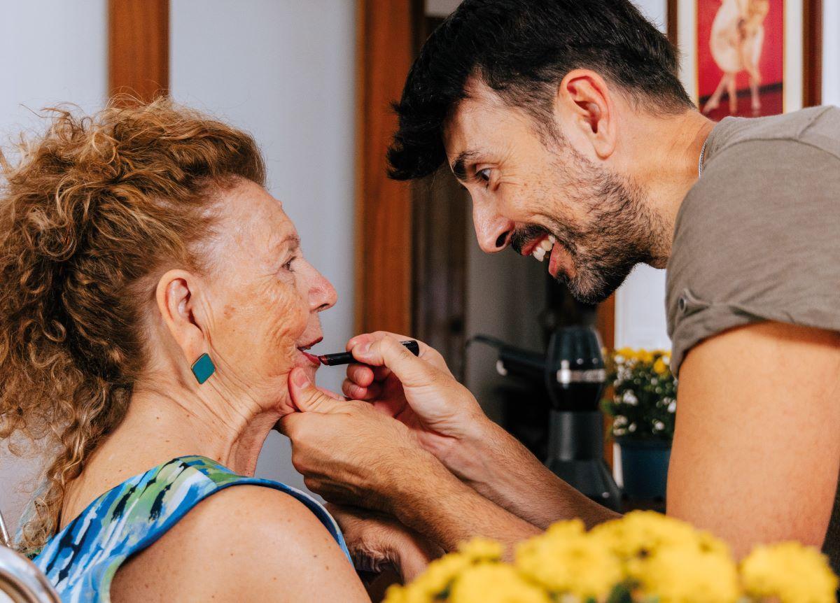 Mare i fill, en un moment de les cures que formen el dia a dia.