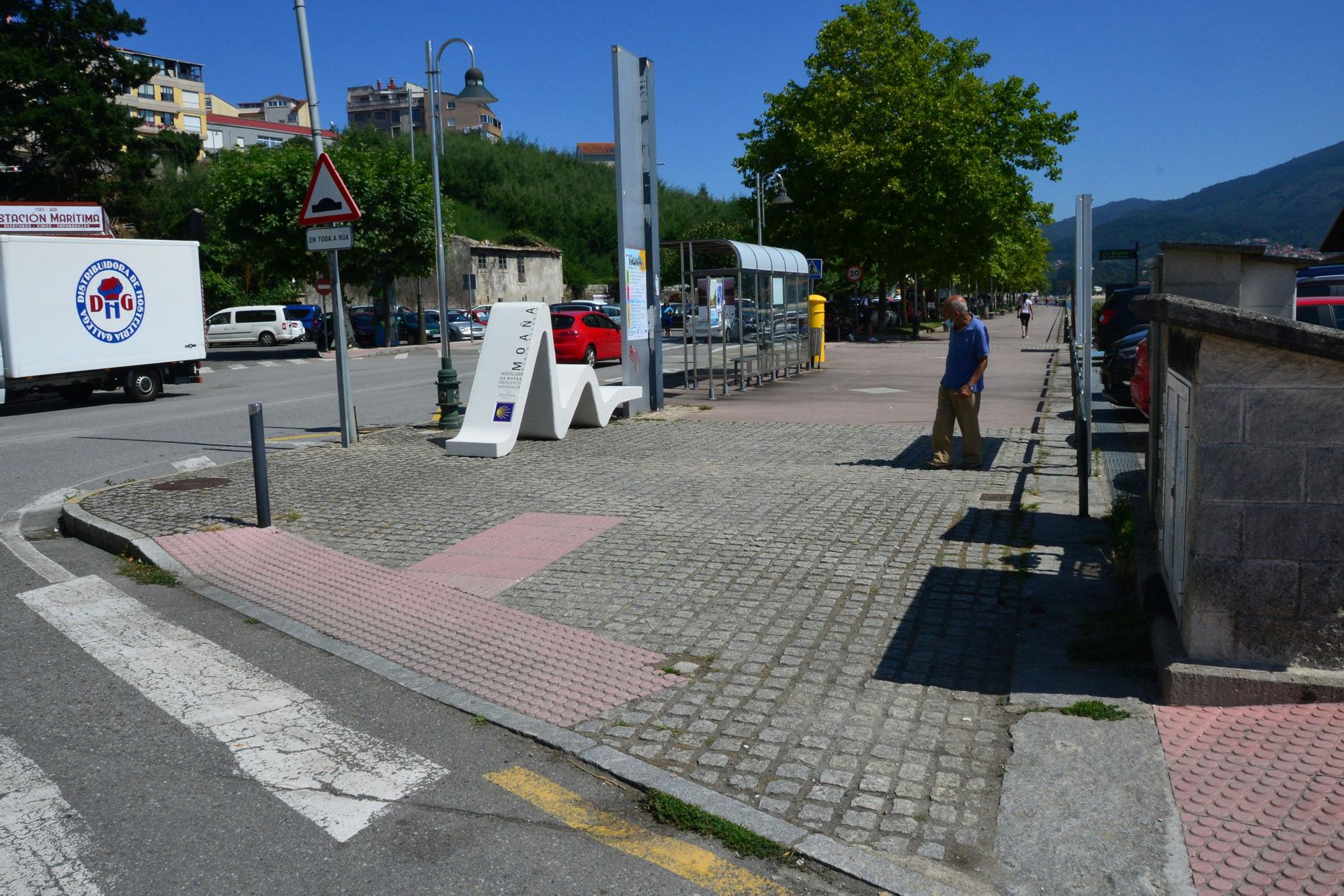 Adoquinado en la acera en el barrio del Vaticano que será eliminado por el Concello.