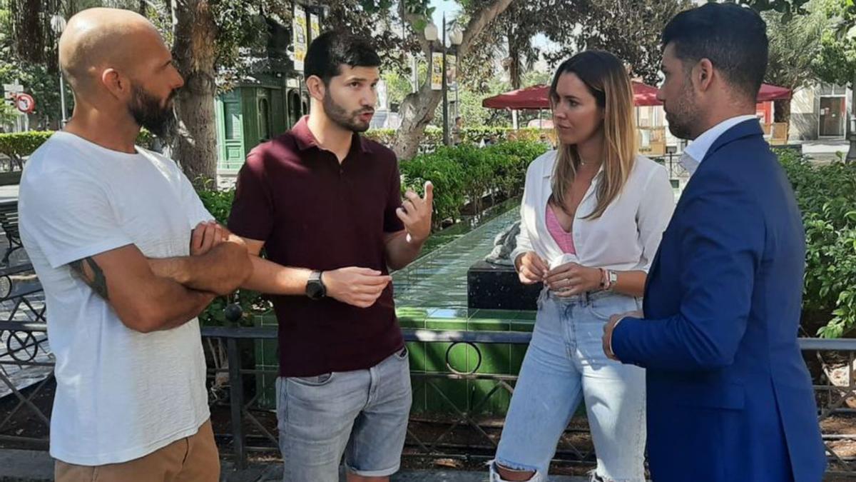 María Fernández y David Suárez, con los representantes de los socorristas. | | LP/DLP