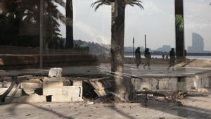 Paviment destrossat a l’antiga Marina Village, a pocs metres del Port Olimpic. | ELISENDA PONS