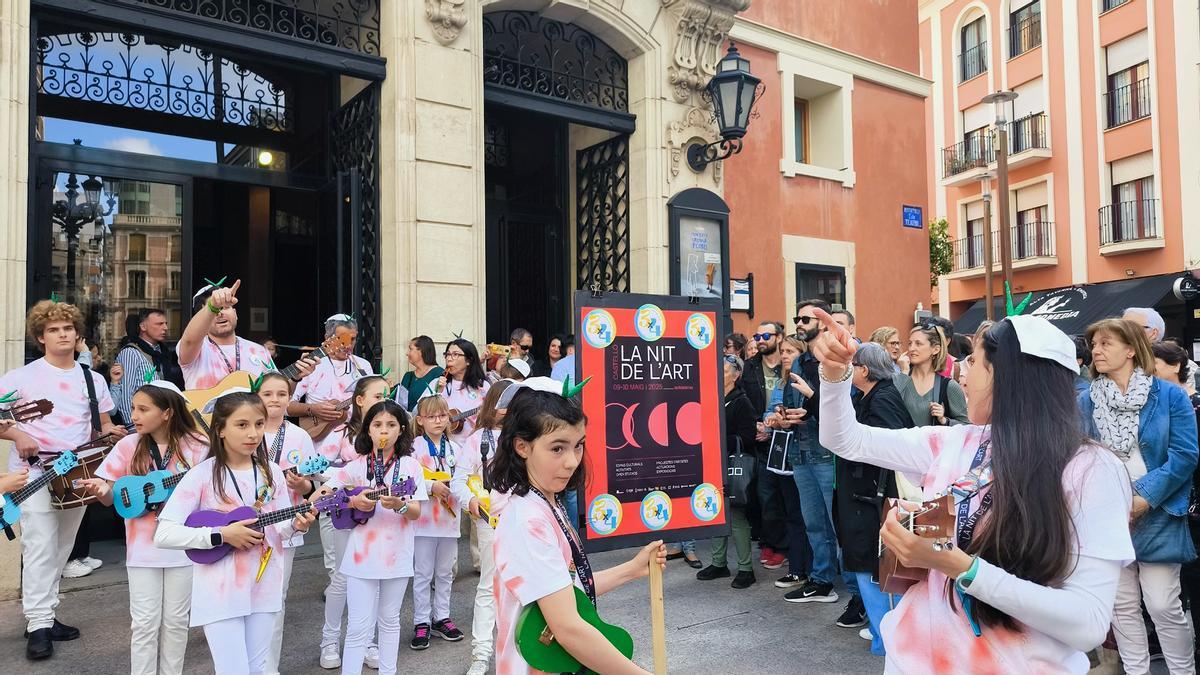 'Chirigota' de Academia 3x4 frente al Teatre Principal de Castelló.