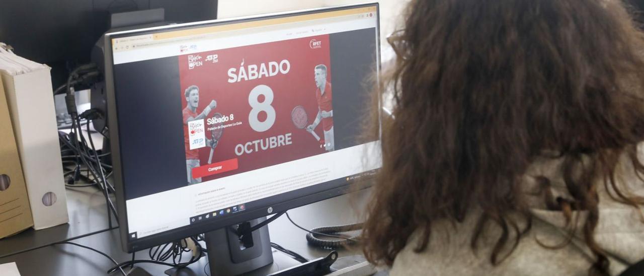 Una joven entra en la web que vende las entradas para el torneo ATP 250 de Gijón. | Marcos León