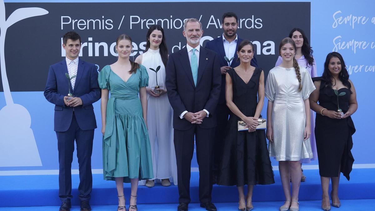 Els premiats de l'any passat, juntament amb els Reis, la princesa Leonor i la infanta Sofía.