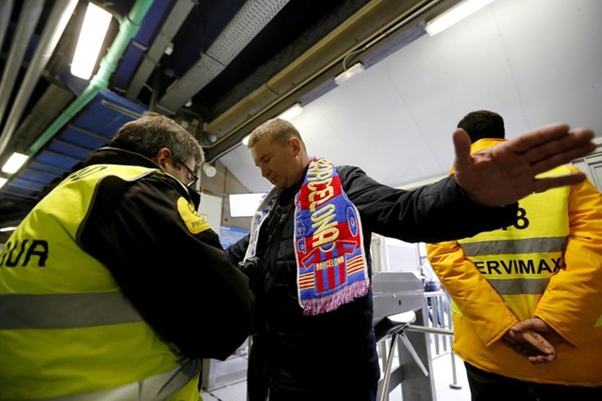 Controls policials al Bernabéu.