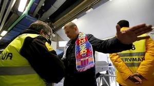 Controls policials al Bernabéu.