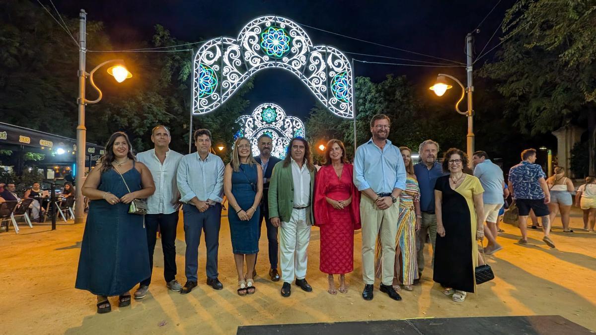 Carlos Ruiz con miembros de la corporación municipal.