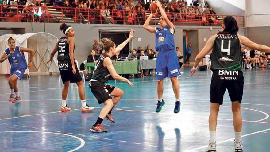 Un instante del encuentro disputado ayer en el polideportivo Toni Servera.