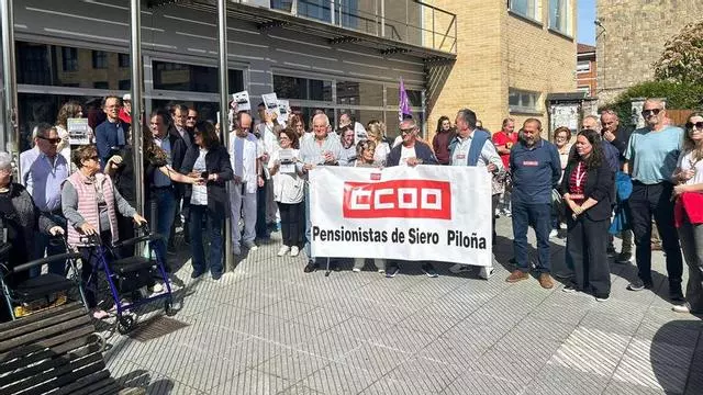 Concentración en defensa de la atención Primaria en el centro de salud de Pola de Siero
