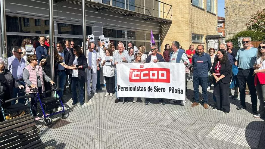 Concentración en defensa de la atención Primaria en el centro de salud de Pola de Siero