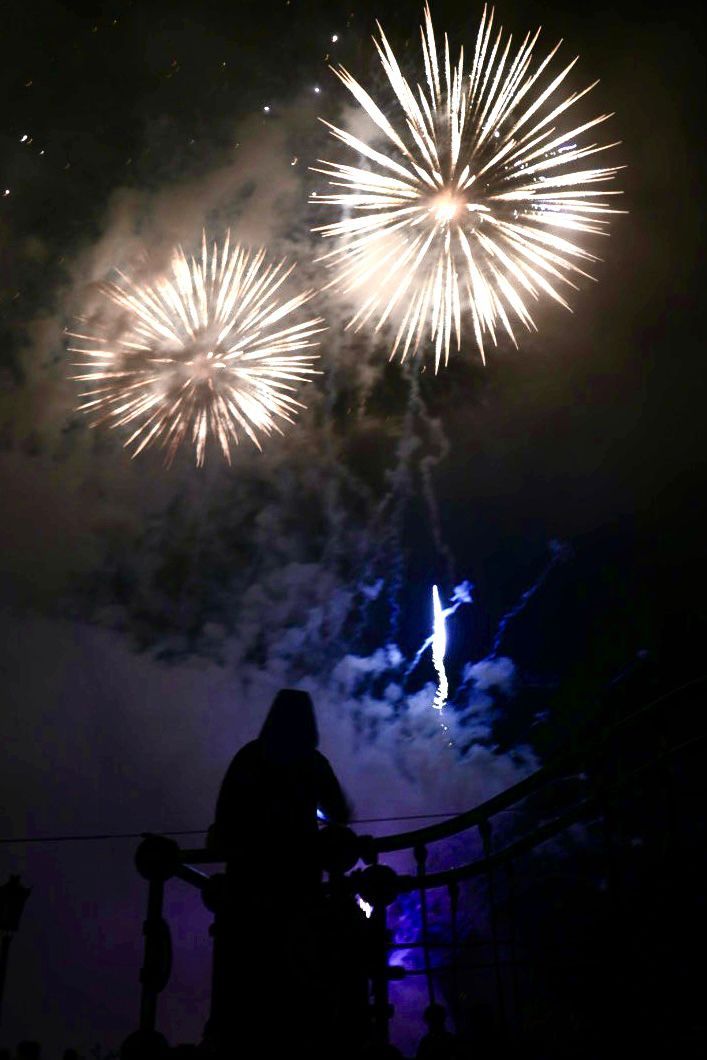 EN IMÁGENES: Así se vivieron unos fuegos de San Mateo bajo la lluvia en Oviedo