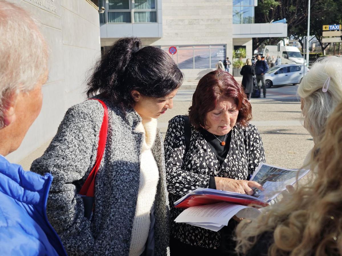 Toni Morillas, con vecinas de la calle Torre de San Telmo, tras la reunión con Urbanismo.