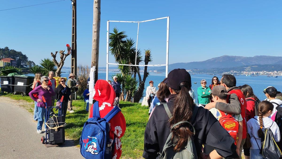 Un grupo de veciños e veciñas de Boiro durante un roteiro con estudantes do municipio.
