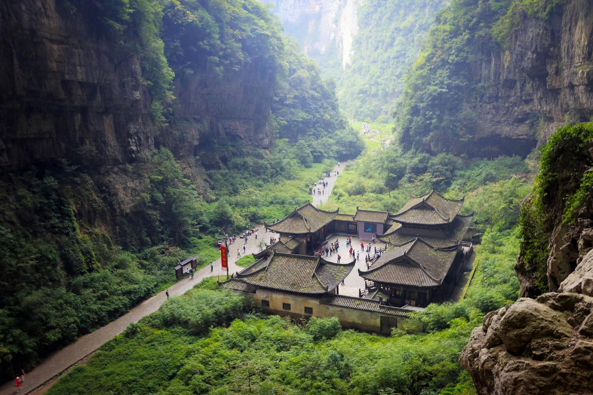 Las casas colgantes chinas que desafían la ley de la gravedad: Wangxian Valley.