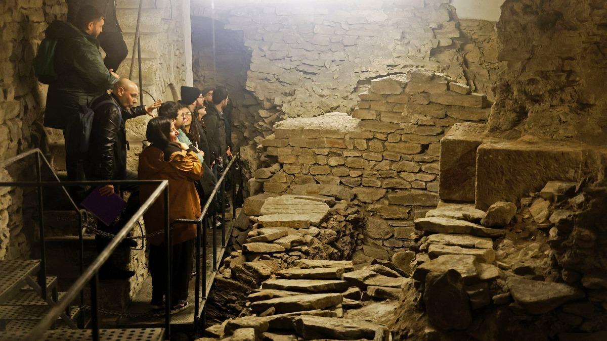 Grupo de visitantes en el interior de la Catedral durante el viernes por la tarde dentro de la Semana del Patrimonio Invisible.