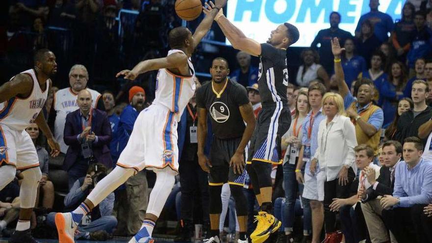 Curry recibe falta de Durant.