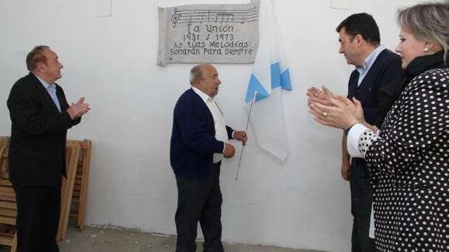 Arriba, músicos de la parroquia en una actuación. Abajo, Pepe de Narciso y O Requinto descubren la placa delante de Rodríguez y Álvarez. // Bernabé/Gutier