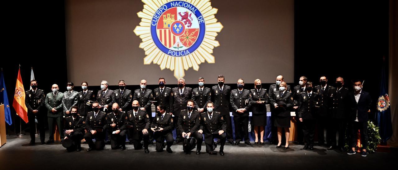 Foto de familia de los agentes condecorados en el acto celebrado ayer.