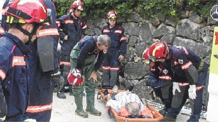 El equipo de bomberos en el rescate de un anciano que cayó en un pozo de les Useres.