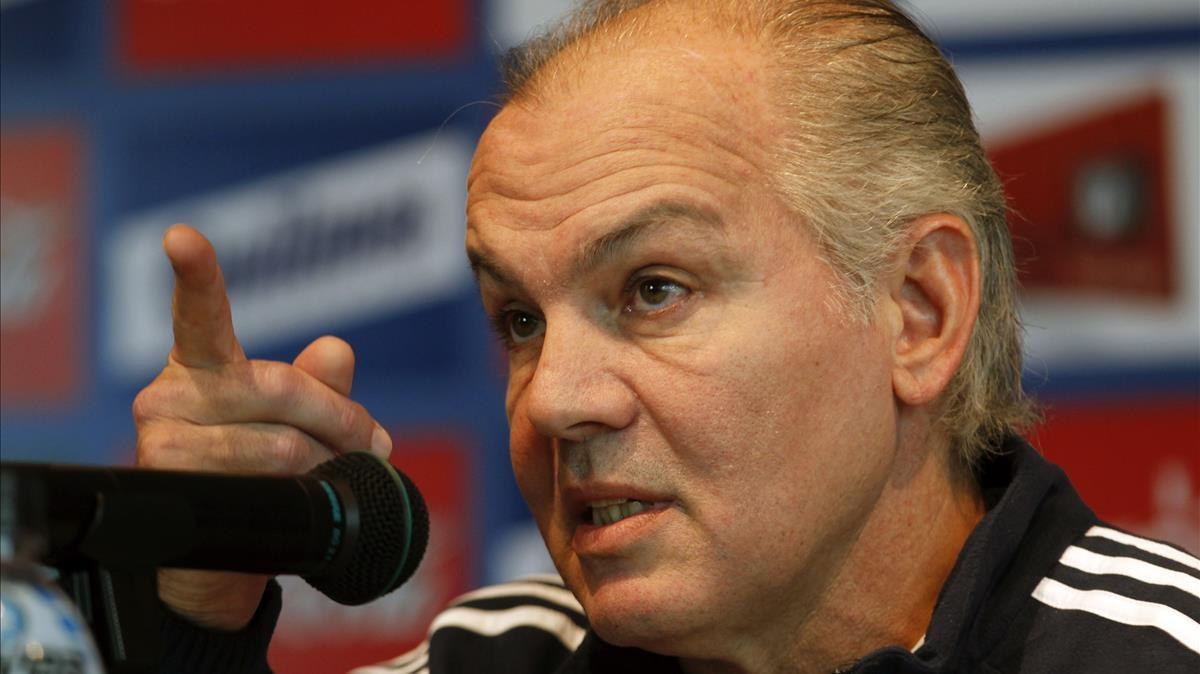 Newly appointed coach of the Argetine national soccer team Alejandro Sabella speaks to the media at Argentina s training camp in Buenos Aires August 6  2011  Sabella has been confirmed until the 2014 World Cup finals after Sergio Batista had his contract rescinded following a disappointing Copa America  REUTERS Enrique Marcarian(ARGENTINA - Tags  SPORT SOCCER)