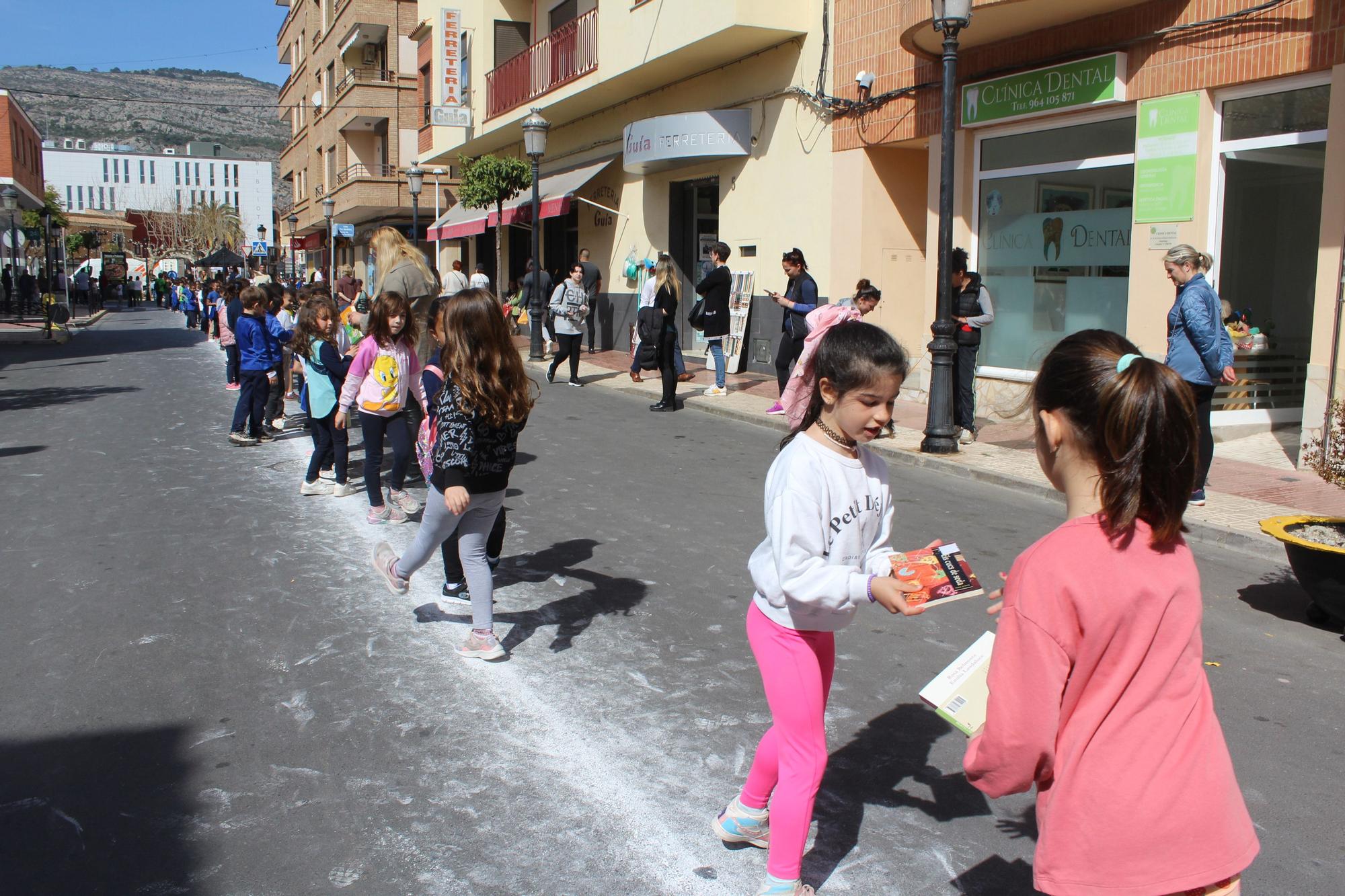 Cadena humana en Orpesa para trasladar libros a la nueva biblioteca