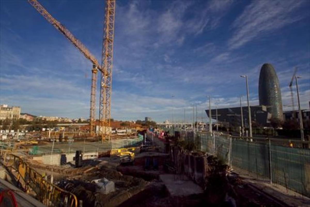 Obres de remodelació de la plaça de les Glòries, l’agost del 2014.