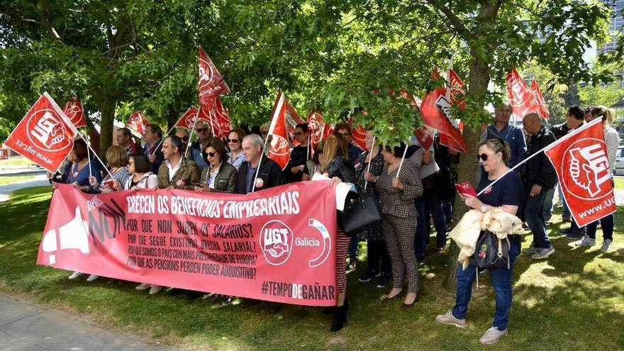 Concentración sindical ayer frente a la sede de la patronal en A Coruña.