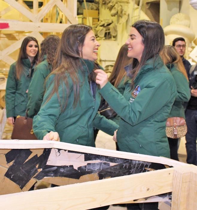 Visita de la fallera mayor y la corte a la falla municipal