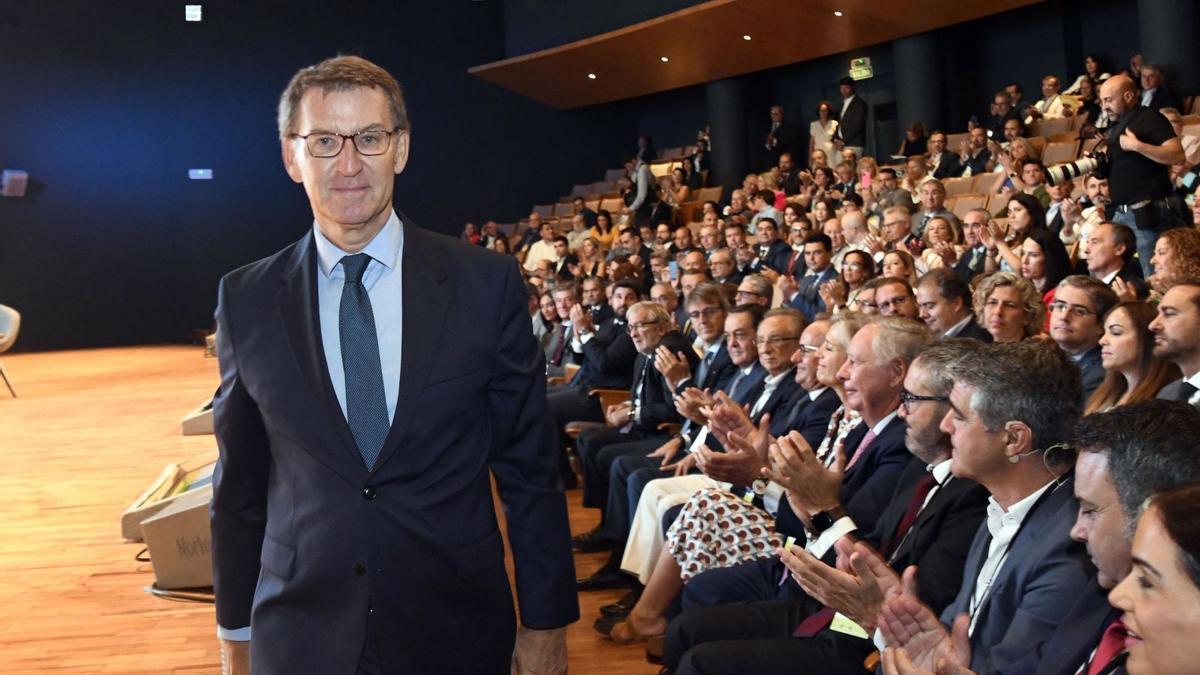 Alberto Núñez Feijóo se
dispone a intervenir
en el Foro Avanza 
celebrado en el 
Auditorio.  Israel Sánchez